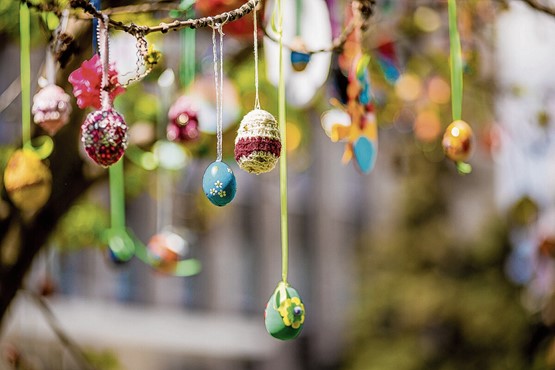 Vielerorts gehören die Ostermärkte zur Tradition: Im frühlingshaften Ambiente geniessen es die Besucher, lokales Handwerk und regionale Spezialitäten zu entdecken. Bild: 123RF