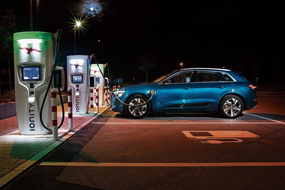 Ladegeschwindigkeit ist für die meisten E‑Auto-Fahrer wichtig. Mit einer höheren Bordspannung kann der Akku schneller gefüllt werden.Bilder: zVg