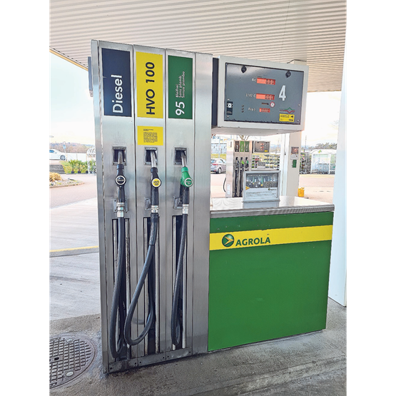 Die Landi Mittelthurgau setzt ein Zeichen auf dem Weg hin zu einer emissionsarmen Mobilität: Ab sofort kann an der Agrola-Tankstelle in der Oberfeldstrasse in Weinfelden neben dem üblichen Angebot an Benzin und Diesel auch HVO 100 getankt werden. Bild: zVg