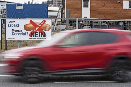 Das Werbeverbot für Tabak – dort, wo Minderjährige die Werbung sehen können – ist beschlossene Sache. Welches Produkt soll als nächstes verschwinden? Bild: Keystone