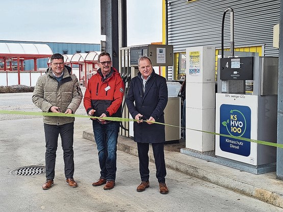 Die erste HVO‑100-Tankstelle wurde (v.l.) mit Harald Klein, Geschäftsführer der New Process Energies AG, André König, Inhaber der André König Tankstelle & Carwash, sowie Pierre-André Page, NR und Vorstandsmitglied von Biofuels Schweiz, eröffnet. Bild zVg