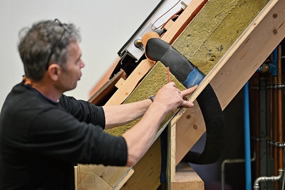 Le renforcement de la formation professionnelle supérieure (FPS) est acquis: Marco Walker, responsable de formation, explique le fonctionnement d’une installation solaire thermique lors de cours donnés dans un centre professionnel. 					                Photo: Keystone