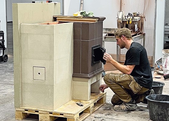 Wer sich für den Beruf des Ofenbauers/-in EFZ entscheidet, entscheidet sich für Qualität, gestalterische Freiheit und ein solides Fundament für eine berufliche Laufbahn mit Zukunft. Hier auf dem Bild Silvan Ulrich, der den 2. Platz an der Europameisterschaft im Ofenbau ergattert hat. Bild: zVg