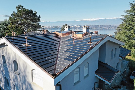Mit neusten Technologien in die Zukunft: Gasser Ceramic geht mit Solarziegeln und Wärmedämmsteinen neue Wege. Bild: zVg