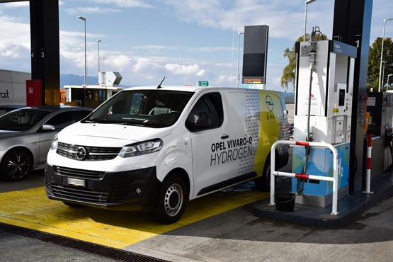 Der Opel Vivaro Hydrogen fährt elektrisch, tankt aber Wasserstoff. Im Alltag zuverlässig und gänzlich unspektakulär, aber wegen der Preise noch wenig konkurrenzfähig.Bild: zVg/M. Schatzmann