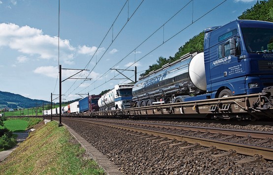 Die Nachfrage ist rückläufig: Im Bild eine Rollende Landstrasse, unterwegs in der Nähe von Gelterkinden – aufgenommen im Jahr 2008. Bild: Keystone