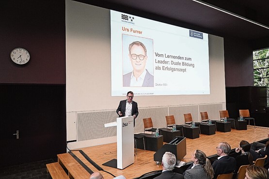 sgv-Direktor Urs Furrer bei seinem Referat an der Berufsschule Aarau. Bild: zVg