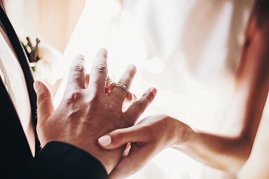 Die Mitte-Initiative will die steuerliche Diskriminierung von Ehepaaren beenden. Bild: 123RF