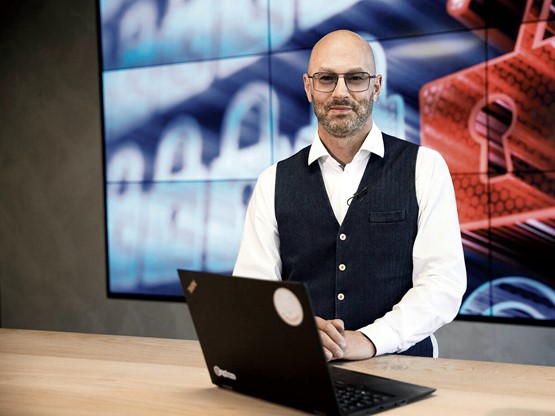 Simon Seebeck ist Leiter Kompetenzzentrum Cyber Risk bei der Mobiliar. Der studierte Rechtsanwalt blickt auf langjährige Erfahrung in der Versicherungsbranche zurück, davon mehrere Jahre als Teamleiter Schaden.