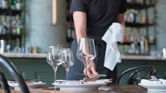 Les aides-serveurs dans la restauration seront concernés par l’obligation de déclaration des postes vacants en 2025. Photo: 123RF