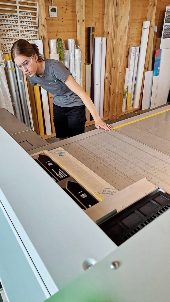 Ein Fünftel sind Lernende: Die Ausbildung gehört zur Firmenphilosophie und bewahrt das KMU vor dem Fachkräftemangel. Hier Luisa Savoldi, Lernende im 1. Lehrjahr, am UV-Flachbettdrucker.Bilder: zVg