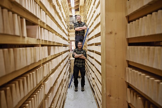 Die Resonanzdecken und Riftbretter werden auf 1400 bis 1600 Metern Höhe gelagert. Diese Lagerung an der Luft bewirkte eine langsame und schonende Trocknung. Hier das Lager mit Tonholz für Geigen mit Betriebsleiter Richard Guler (oben) und Geschäftsführer Andrea Florinett (unten).Bilder: zVg