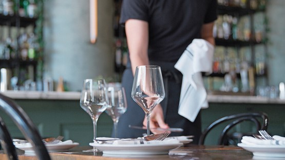 Servicehilfskräfte in der Gastronomie sind 2025 von der Stellenmeldepflicht betroffen. Bild: 123RF