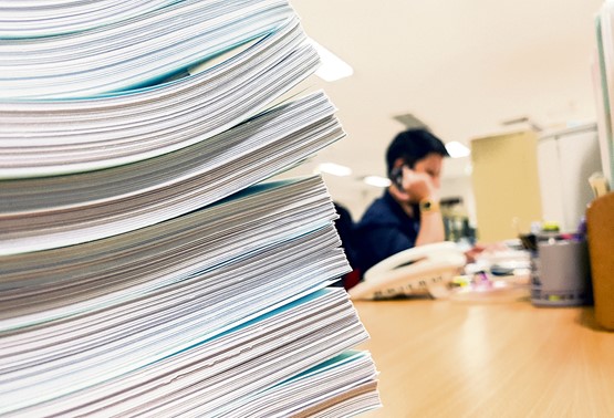 KMU ersticken unter der Formularflut. Die Bürokratielast muss deshalb massiv reduziert werden. Bild: 123RF