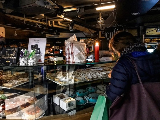 Einkaufen bei Kerzenschein während eines Stromausfalls in Zürich: Der steigende Strombedarf stellt die Schweiz vor grosse Herausforderungen. Bild: Keystone