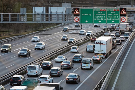 Schon kleine Störungen führen zu Staus: Das Nationalstrassennetz ist notorisch überlastet, die Anzahl Staustunden explodiert regelrecht.Bild: Keystone
