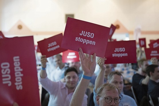 Unter dem Deckmantel des Klimaschutzes reitet die Juso mit ihrer Enteignungsinitiative einen Frontalangriff auf unseren Wohlstand. Noch absurder mutet die «Klimafonds-Initiative» an. Szene an der FDP-Delegiertenversammlung von Ende Juni. Bild: Keystone
