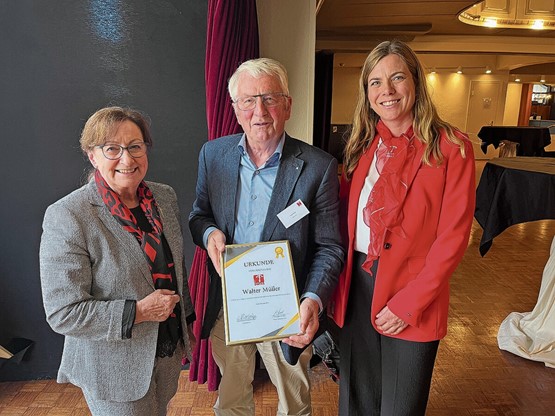 Zum Ehrenmitglied erkoren: Alt Nationalrat Walter Müller verlässt nach 19 Jahren Swiss Label. Hier mit Präsidentin Sylvia Flückiger- Bäni und Geschäftsführerin Mirjam Voser (v.l.).
