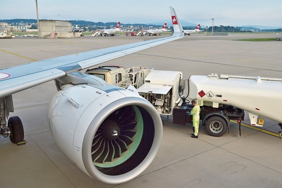 Im Flugbereich sind fossile Treibstoffe noch auf lange Zeit hinaus unersetzlich: Betankung eines Airbus A320 der Swiss am Flughafen Zürich. Bild: Keystone