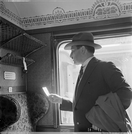 Sitz- und Billettnummernkontrolle eines Passagiers im 30er-Wagon, der jetzt wieder renoviert und fahrtüchtig gemacht wird. Bild: SBB Historic