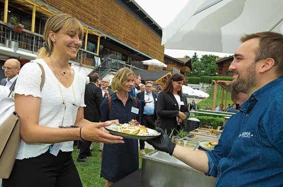 Le repas de midi dans les jardins du Palladium à Champéry.