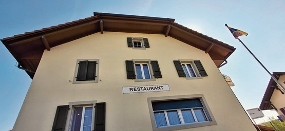 On y sert des mets typiques de brasserie et des spécialités.