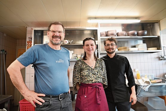 Gilles Martin, sa fille Garance et son beau-fils Nicola Pache: cela fera quatre ans cet automne qu’ils ont repris La Fleur de Lys à Porsel (FR).Photos: FOG