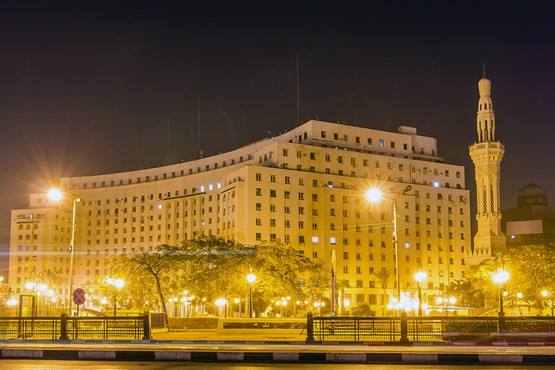 Die Mogamma, das zentrale Verwaltungsgebäude Ägyptens, ist ein 14-stöckiger Gebäudekoloss mit 18'000 Beamten und als solches ein Symbol für  eine wuchernde Verwaltung, welche ihre Macht wo immer möglich ausbaut - auch zulasten des Parlaments und des Souveräns.