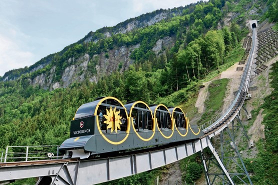 Ein Blickfang: In elegantem Design überwindet die sonnengelbe Standseilbahn eine Steigung von 110 Prozent und macht die Fahrt auf den Stoos zum ­Erlebnis höchster Ingenieurskunst. Bild: zVg