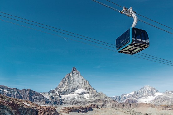 Die hochmoderne Anlage mit 25 Kabinen à 28 Sitzplätzen bringt die Passagiere sicher und komfortabel in die spektakuläre Bergwelt des Matterhorn glacier paradise.Bild: zVg