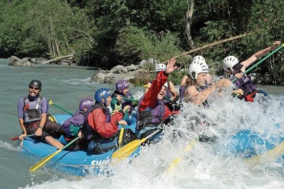 Spass und Abenteuer im Team: Rafting ist ein erlebnisorientiertes Freizeitangebot, das sich gut als Teambuildinganlass eignet. Bild: zVg