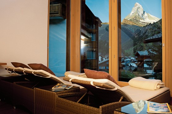 Blick aufs Matterhorn: Im Ruheraum des Zermatter Hotels Bella ­Vista kann man eine exquisite Aussicht auf die Walliser Bergwelt geniessen.