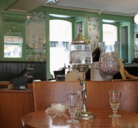 Kulinarischer Halt in der Brasserie «Le Cardinal»: Hier regiert die «Grüne Fee» und sorgt mit dem bekannten Neuenburger Absinth für heitere Stunden. Bild: zVg