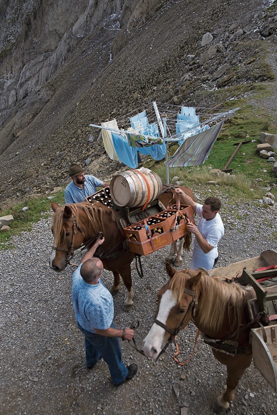 Fass-Transport auf den Rotsteinpass 2124 Meter ü. Meer: Der Geist des Whiskytrek’s verschmilzt allmählich mit jenem des sagenumwobenen Alpsteins. Bild: Credits @imagedifferent.com A.Butz