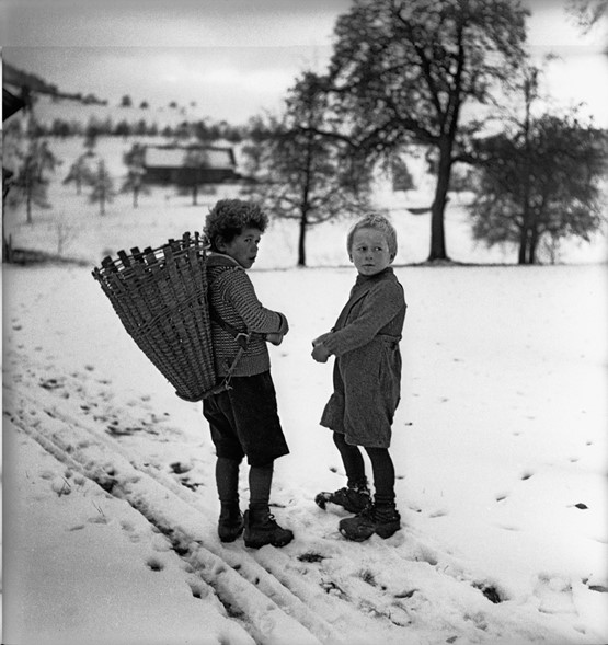 Fotografie von Leonard von Matt: Hier das Sami­chlaus-Trichle, Oberdorf (NW), ca. 1943. Bild: © Madeleine Kaiser-von Matt und Limmat Verlag