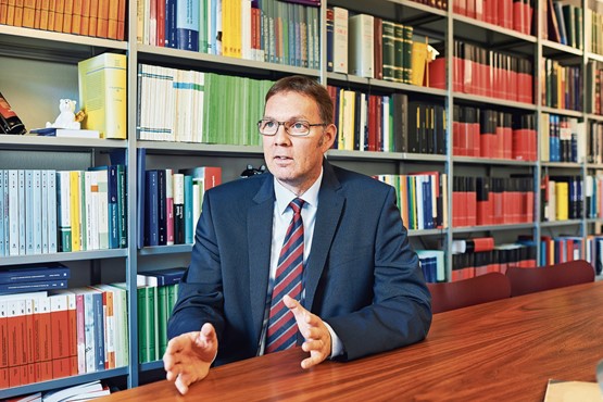 «Der Bundesrat und das Parlament müssen der FINMA klare Grenzen setzen», sagt der Berner Wirtschaftsprofessor Peter V. Kunz. Bild: zVg