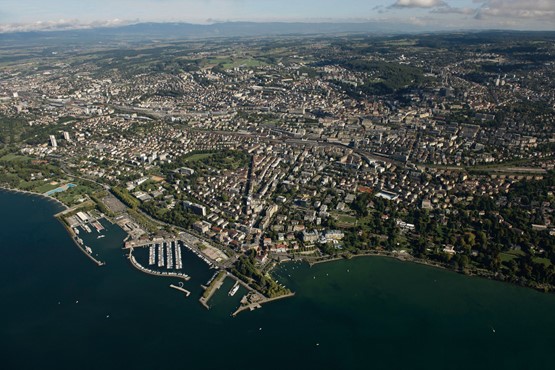 Je offener die Schweiz, desto schneller und erfolgreicher die Anpassungsprozesse auf innere und äussere Einflüsse: Blick auf Lausanne Ouchy. Bild: zVg/Schweizer Luftwaffe