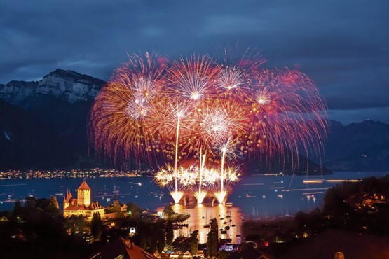 Grosse Feuerwerke sind ein Erlebnis und wecken Emotionen, hier in Spiez: «Ganz wichtig ist uns, dass Regeln und Sicherheitsbestimmungen zum Wohl der Allgemeinheit eingehalten werden», betont Urs Corradini, Präsident der Schweizerischen Koordinationsstelle Feuerwerk SKF (kleines Bild).BILD: David Bumann Photography