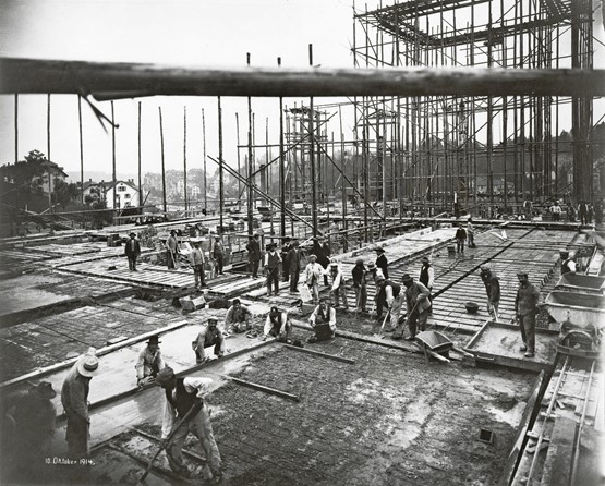 Arbeiter beim Bau des Suva-Verwaltungsgebäudes im Jahr 1914. BILD: ZVG