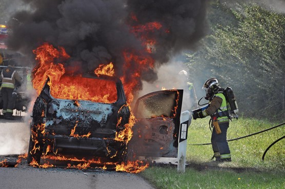 Im Einsatz für unsere Gesellschaft: Ein Feuerwehrmann bekämpft die Flammen. Bilder: ZVG