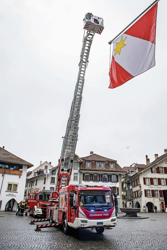 Brandneu: Die Feuerwehr Thun prä­sentierte Anfang Jahr auf dem Rathausplatz die modernste Drehleiter des Landes.
