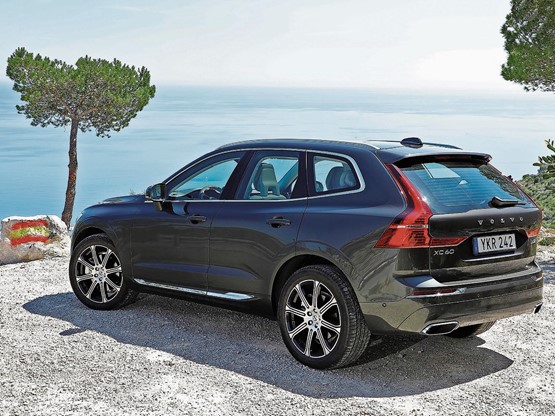 Der gefällig eingekleidete Volvo XC60 lehnt sich nah an den grösseren XC90 an, hat jedoch bei der Parkplatzsuche Vorteile.Bild: Volvo