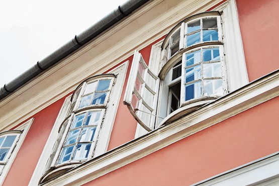 Immobilien wollen gut unterhalten sein: Renovationsbedürftige Fenster in einem alten Wohnhaus.BILD: FOTOLIA