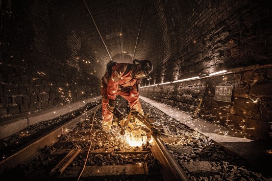 Ein Gleisprofi der Vanoli AG mit der Trennscheibe im Simplon: Unsere Baufachkräfte lassen die Funken meist im Hintergrund fliegen und bekommen weniger Anerkennung als die Bauwerke selbst.Bilder: zVg