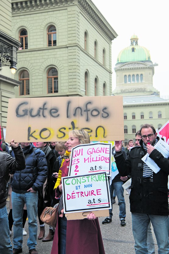 «Gute Infos»: Streikende Angestellte der Schweizerischen Depeschenagentur SDA vor dem Bundeshaus.BILD: KEYSTONE ANTHONY ANEX