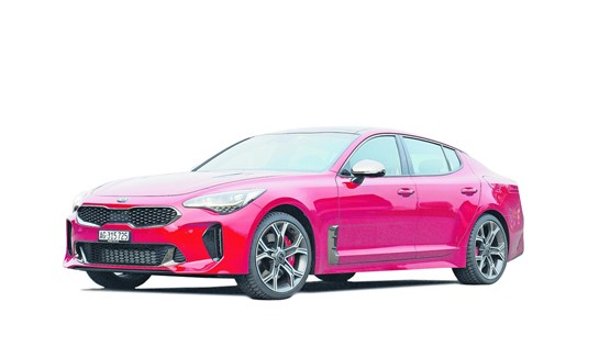 Kia Stinger GT Sportlimousine:  Der Renner aus Südkorea bietet 5 Plätze, 370 PS und alles, was das Herz sonst begehrt, für Fr. 59 200.–.Bilder: Roland Hofer