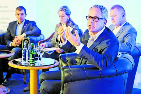 Gemeinsam sind wir stark: Christoph Wildhaber, Geschäftsführer Schweizer Franchise Verband (vorne rechts), erklärt, wie vermehrt Wertschöpfung durch Kooperationen geschaffen werden kann.