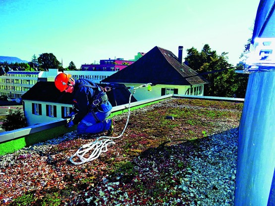 Arbeiten wie diese auf dem Flachdach konnte der Verunfallte zwar nicht mehr ausführen. Bei der Hirzel Haustechnik AG wurde dem langjährigen Mitarbeiter aber dennoch eine neue Perspektive geschenkt.Bild: Fotolia