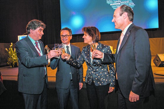 Prosit: Luca Albertoni, ­Direktor der Tessiner Handelskammer, Staatsrat Christian Vitta, Bundesrätin Doris Leuthard sowie Clauco Martinetti, Präsident der Tessiner Handeslkammer (v.l.).BILD: ZVG