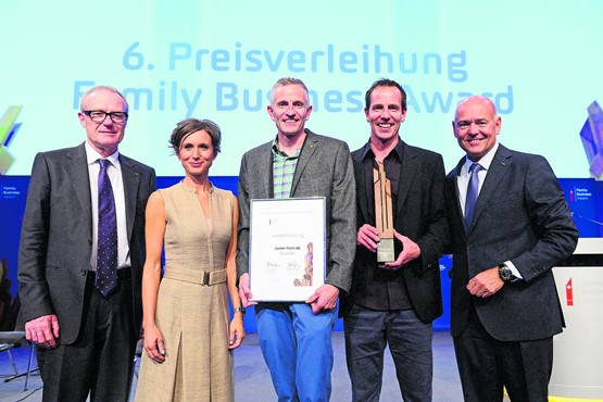 6. Preisverleihung des Family Business Awards: Jurypräsidentin Pascale Bruderer übergibt den Preis an die Jucker Farm AG in Seegräben.  BILD: ZVG